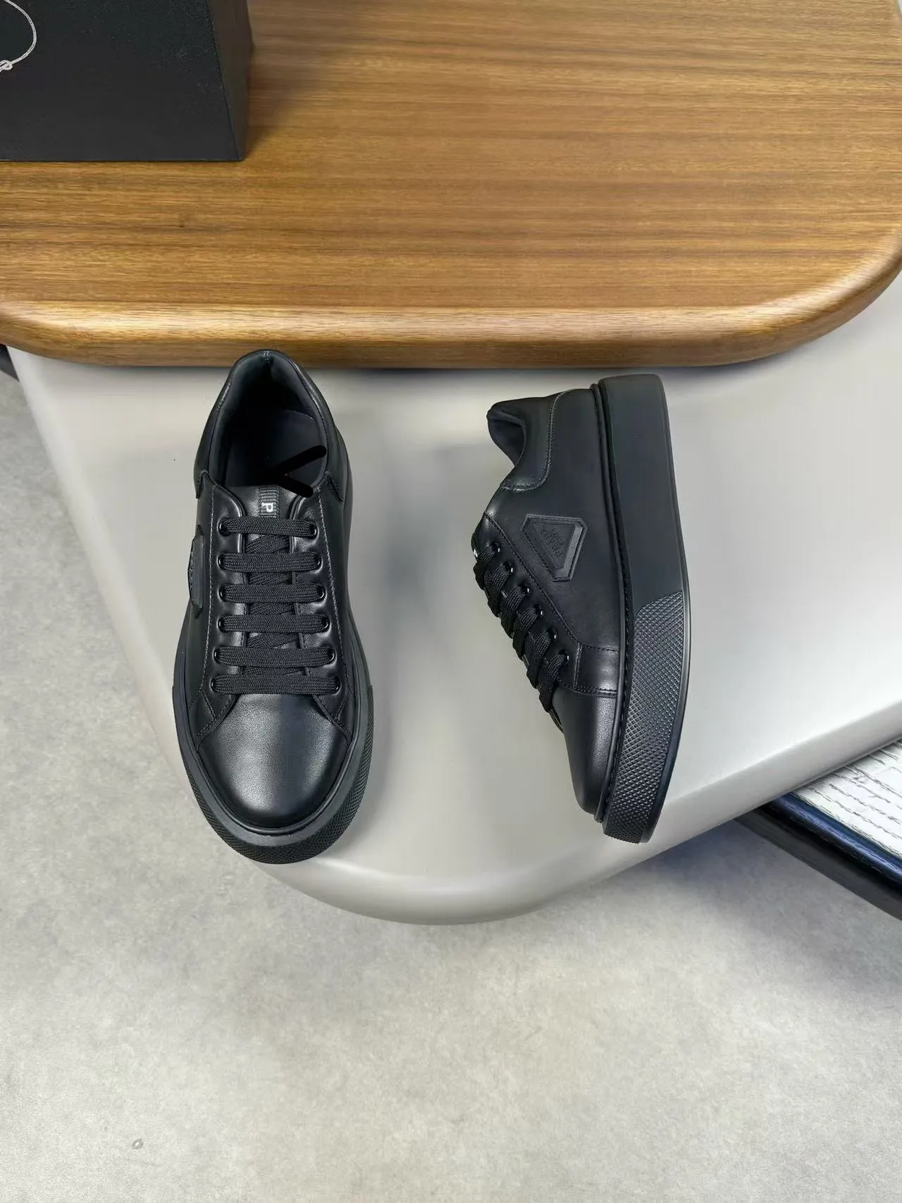 Men's shoes 💰420 [New style] [PRADA] Prada - High-end quality original order - Upper: original 🔝 Nappa calfskin, shoe body sewn with brand plastic LOGO - Inner: water-dyed cowhide - Outsole: original TPU rubber foam; molded outsole - Super high quality control, fine workmanship: highlighted (high-end, luxury, grade) -Size: 39-44 (38, 45, can be customized)·PR0112